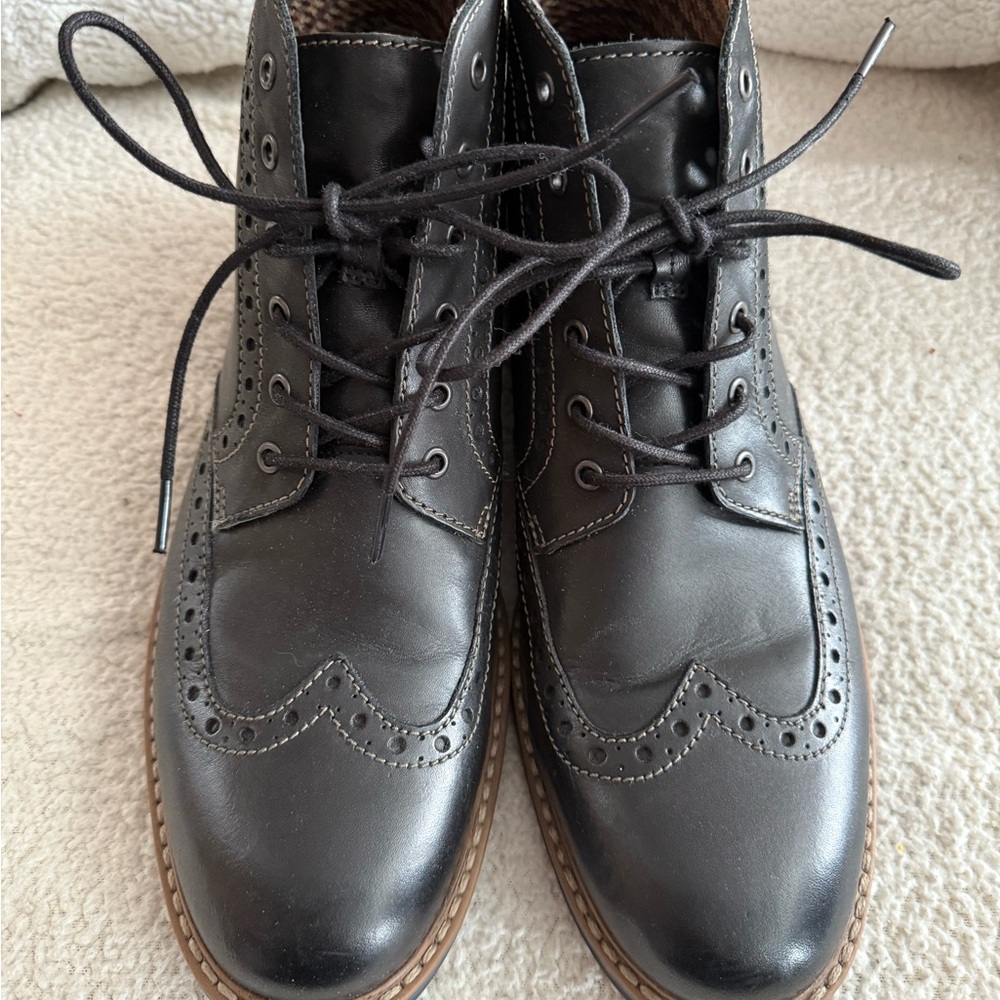Bostonian Black Boots with Wingtip Design and Leather Material